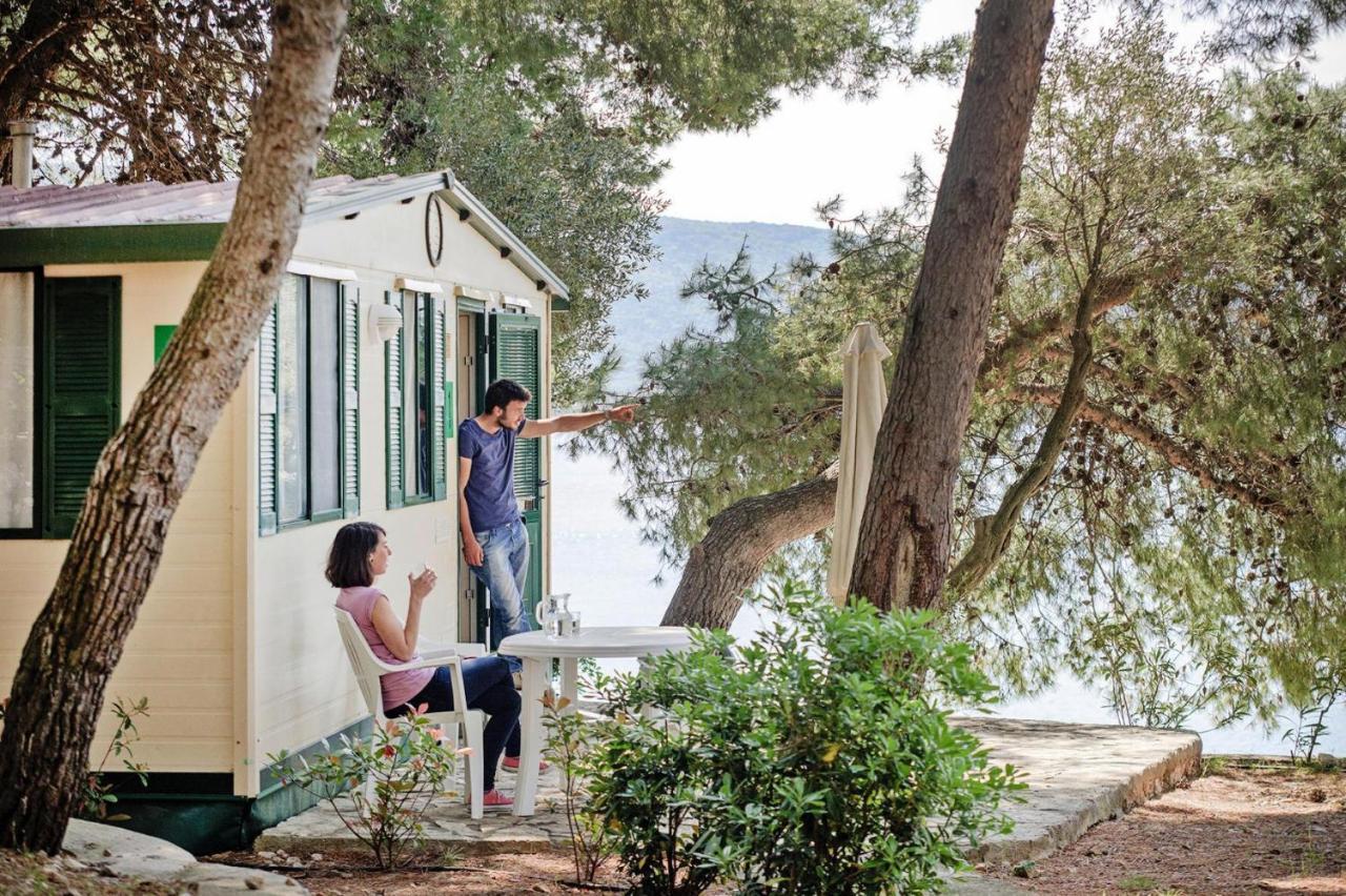 Mobile Homes In Camp Kovacine, Cres, With Long Pebble Beach מראה חיצוני תמונה