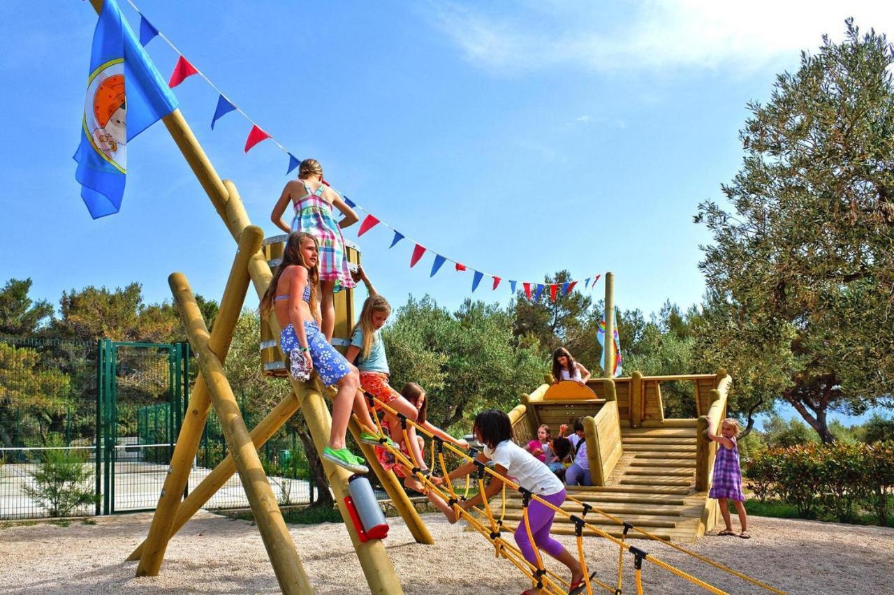 Mobile Homes In Camp Kovacine, Cres, With Long Pebble Beach מראה חיצוני תמונה